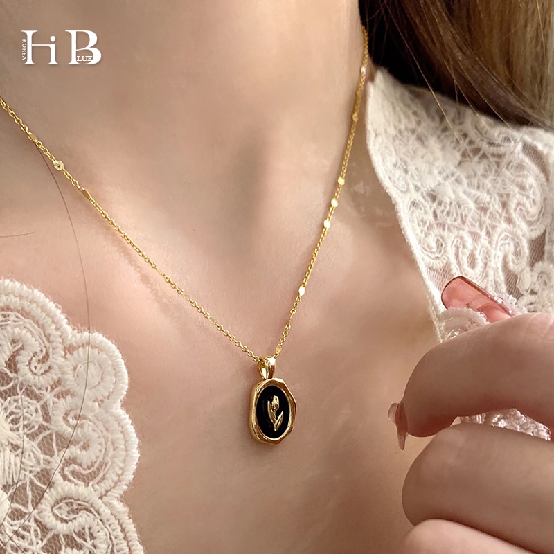 Kalung Rantai Dengan Liontin Bulat Motif Bunga Mawar Warna Hitam Elegan Untuk Wanita