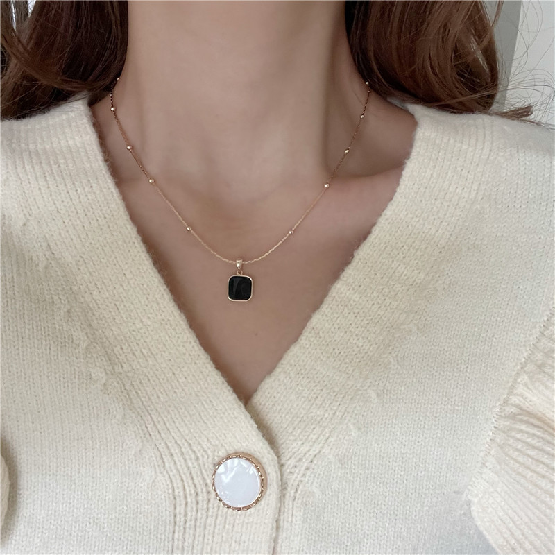 Kalung Liontin Bentuk Persegi Geometris Bahan Logam Warna Hitam Gaya Korea Untuk Wanita