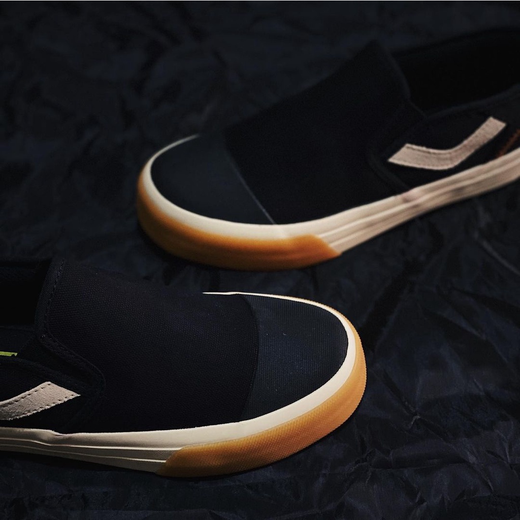 Sepatu Ventela Armor Slip On Black Natural Original 100%