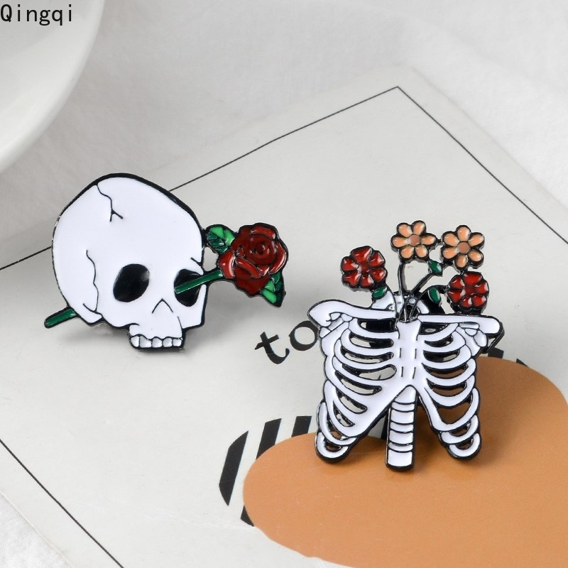 Bros Pin Enamel Bentuk Tengkorak Putih Dengan Bunga Gaya Gothic Untuk Hadiah