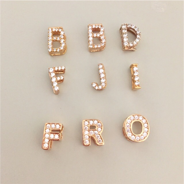 Liontin emas tlusup huruf kadar 375 berat 0.52- 1.25 gr