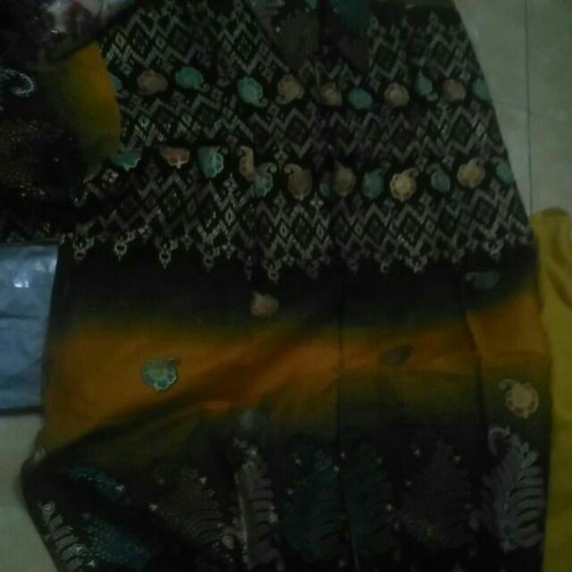 Soegiharto_ Couple Santika Pita Maura Couple - Sania Ruffle Batik Couple Ori Ndoro