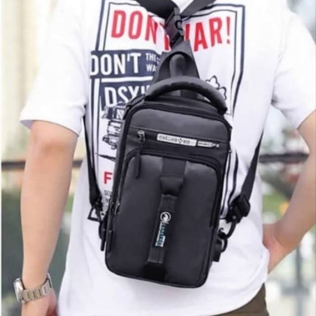 Tas Selempang Dada Casual Multifungsi USB Port Charger