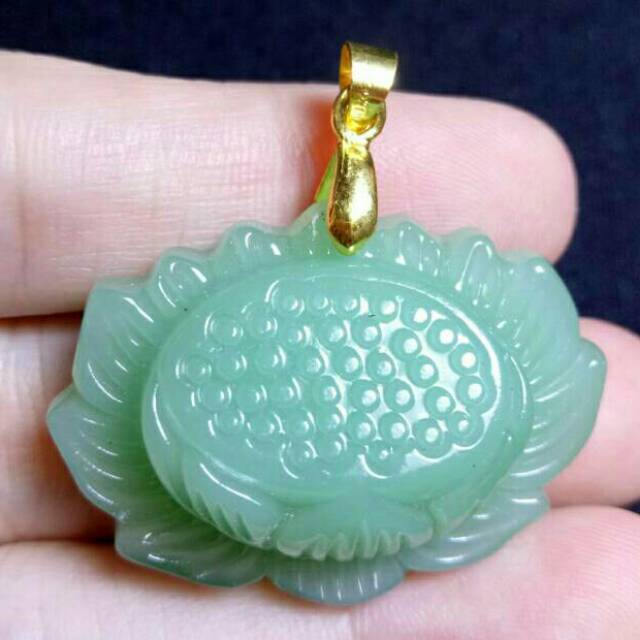 C141. Liontin Batu Alam Giok Hijau Ukir Bunga Teratai. Natural Aventurine Green Jade Carved Pendant