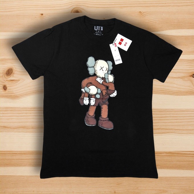 KAOS UNIQLO X KAWS CARYING KAWS 2022 FULL PRINT PRINTED KAOS UNIQLO X KAWS CARYING KAWS 2022 FULL PRINT PRINTED