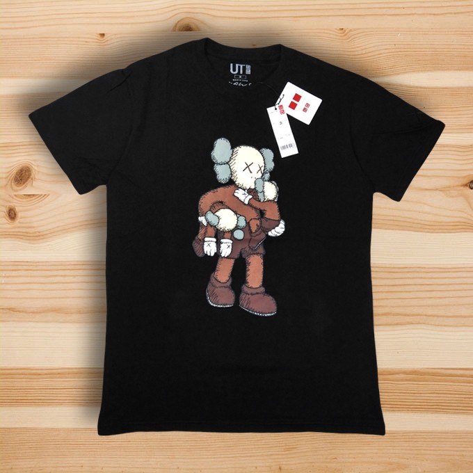  KAOS  UNIQLO  X KAWS  CARYING KAWS  2022 FULL PRINT PRINTED 