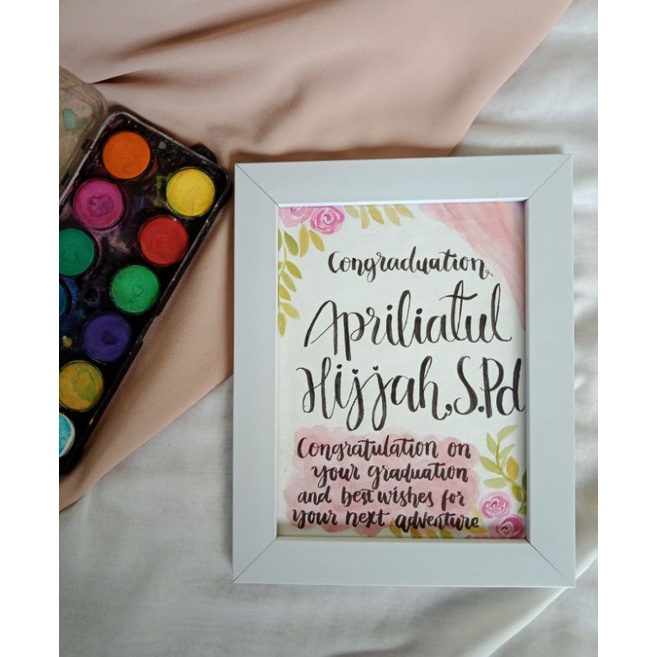 KADO WISUDA 6R Custom Lettering white frame