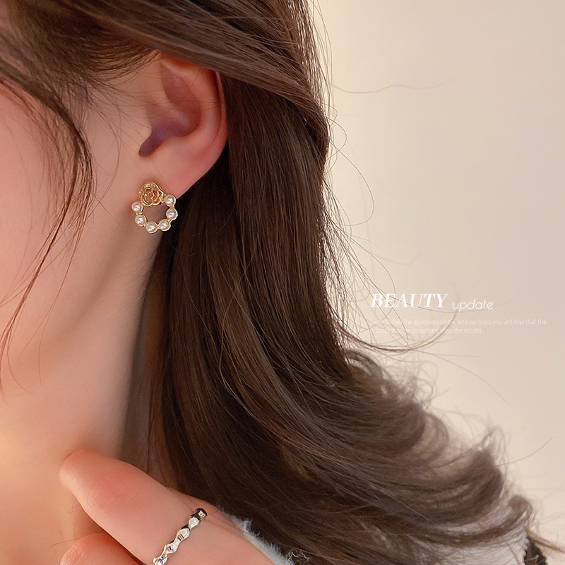 YEEZII Set Anting Stud Desain Bunga Hollow Aksen Mutiara Hypoallergenic Warna Emas Untuk Wanita