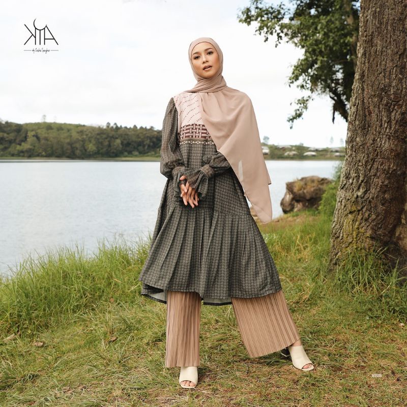 ZASKIA SUNGKAR RAMADHAN SHITA TUNIK