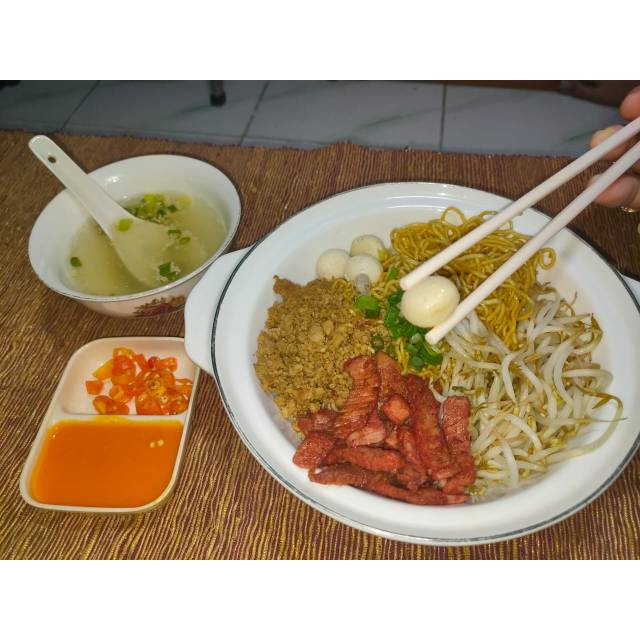 

Bakmi babi daging merah