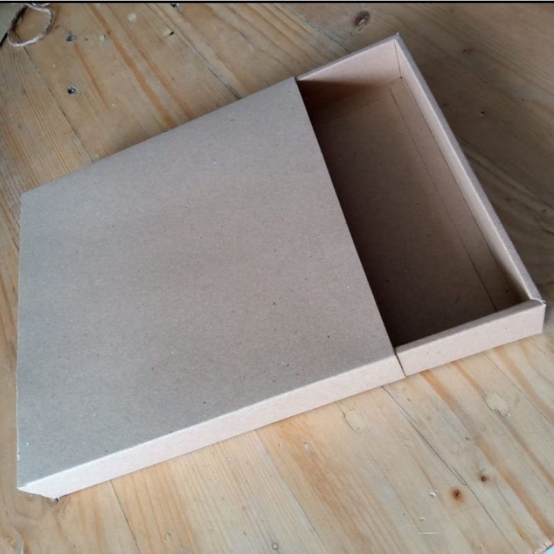 

KOTAK KADO/GIFT BOX/KOTAK HAMPERS/KOTAK SOUVENIR SLIDING BOX 23,5x23,5x3,5cm