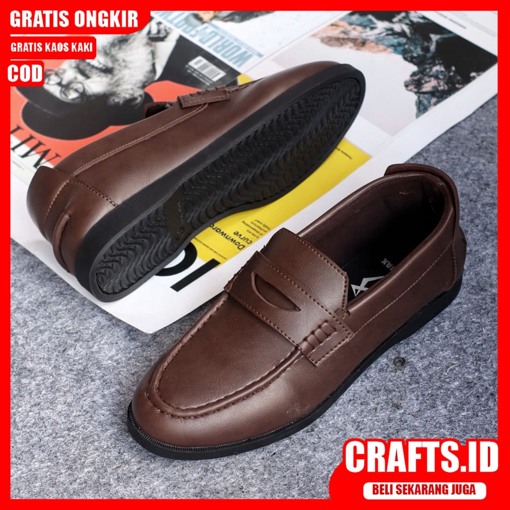 CRAFTS X PECCO Sepatu Slip On Pria Sepatu Pria Casual Kulit Syntetik Sepatu Kasual Pria Pantofel Kerja Kuliah Semi Formal Original Kekinian Murah Terlaris