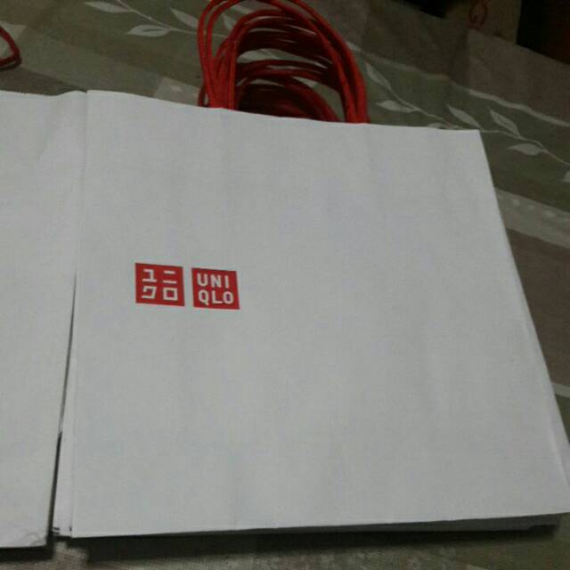 Paper bag starbucks and uniqlo