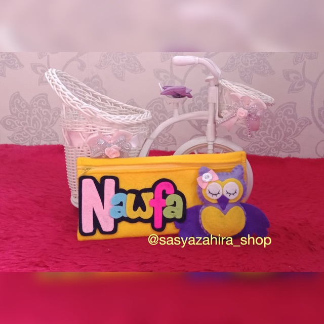 

Tempat pensil karakter nama