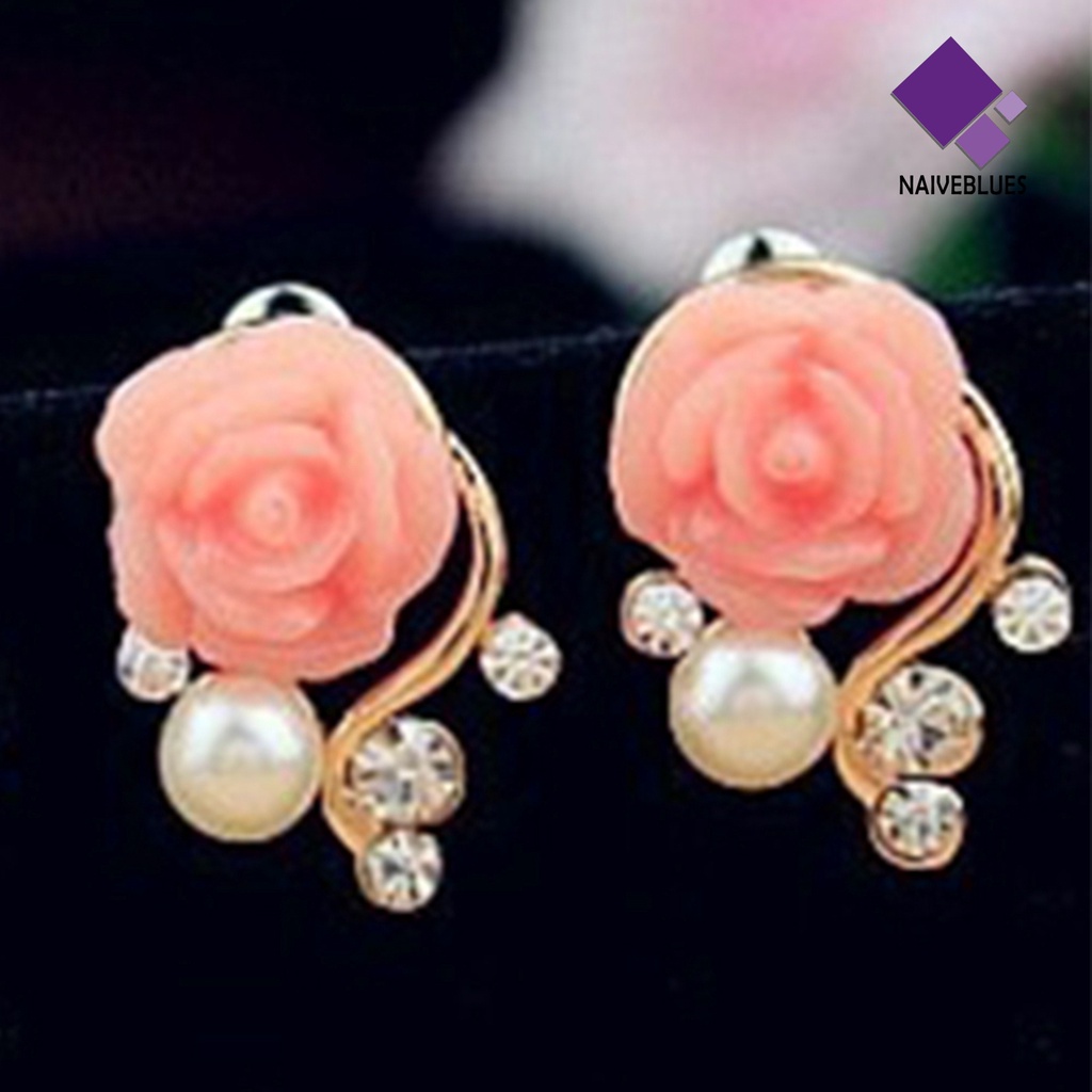 1 Pasang Anting Stud Desain Bunga Mawar Aksen Berlian Imitasi Bahan Alloy Untuk Wanita