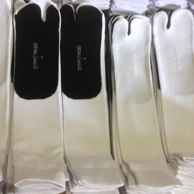 Kaos kaki jempol putih polos telapak hitam-1