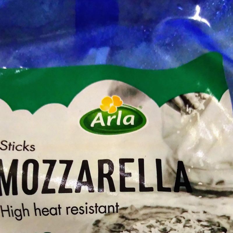 

Keju mozzarella stick 200gr Repack Mozarella Cheese Stick Arla (praktis tinggal tabur )