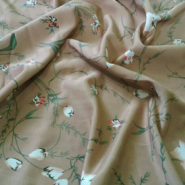 Kain maxmara lebar 1,5m coklat susu motif bunga kecil