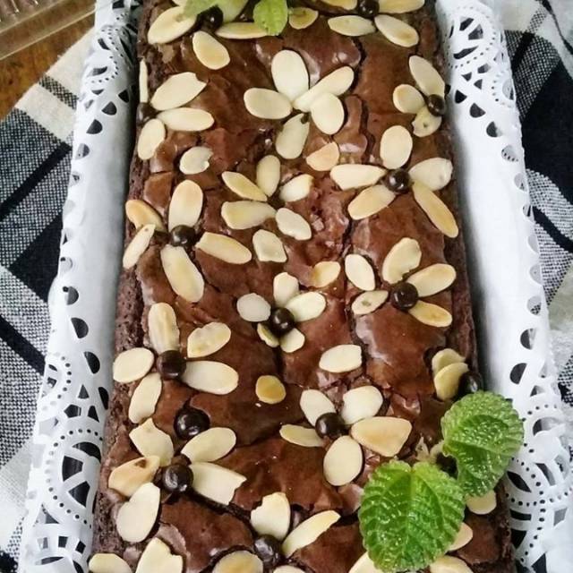 

Brownies homemade fresh from oven made by order. Menggunakan bahan berkwalitas & tanpa pengawet.