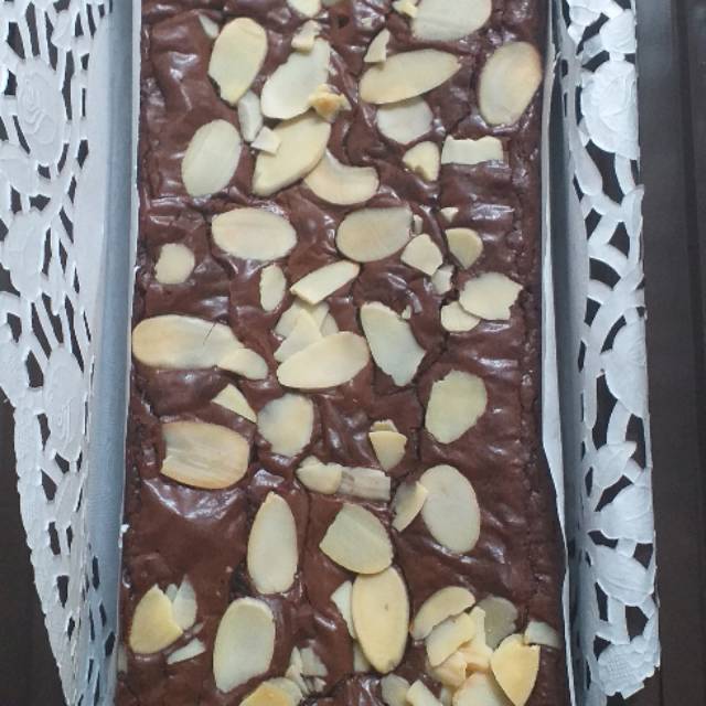 

chewy almond brownies