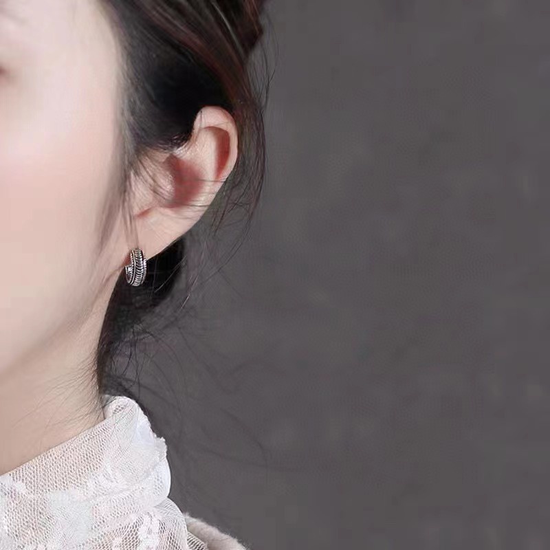 Anting Bentuk Lingkaran Warna Hitam Bahan Tembaga Anti Alergi Gaya Retro Untuk Pria Dan Wanita