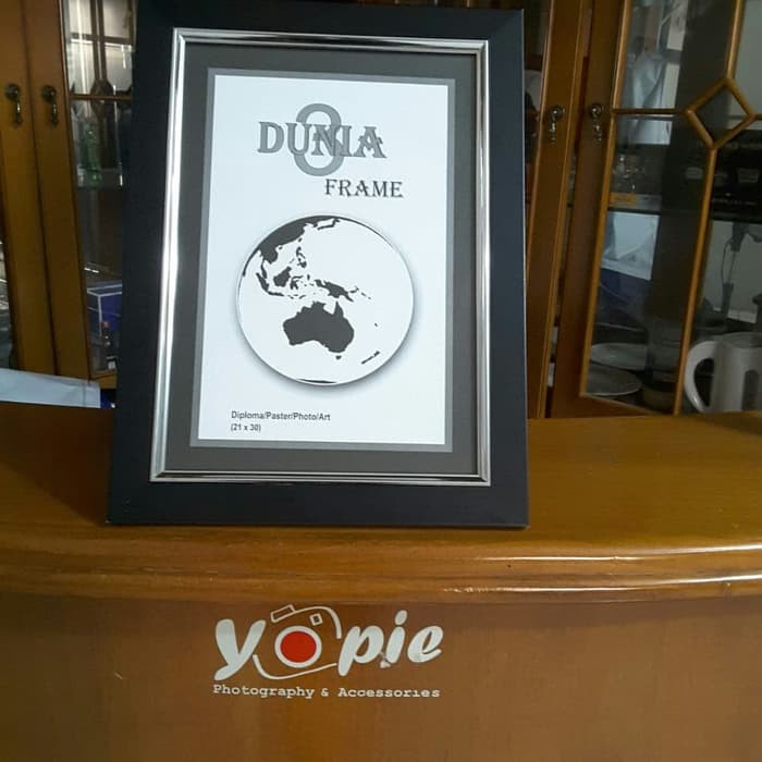 Frame Figura Bingkai Pas Hitam LIst silver 8RP 21X30 Frame Figura Bingkai Pas Hitam LIst silver 8RP 21X30