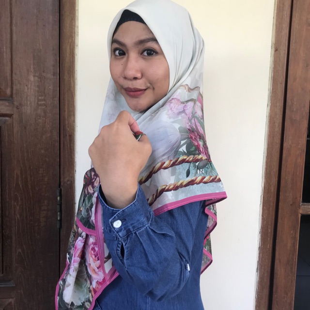 Jilbab segiempat motif