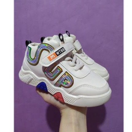 Preloved Sepatu Anak Supreme 3 - 4 tahun ukuran 29 Warna Putih Like a new