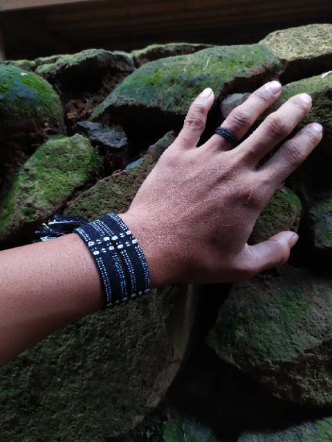 Gelang etnik tenun Baduy gelang dua lilit dua putaran di tangan gelang asli tenun khas baduy
