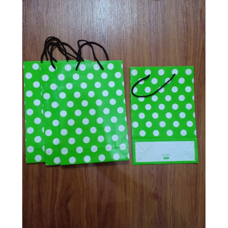 

Paper bag polkadot karton tebal ukuran 31,5x21x8cm sisa goddie bag