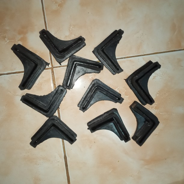 Karet L Atau Karet Alas Siku Rak, Meja, Lemari, Kursi Hitam 4cm X 4cm