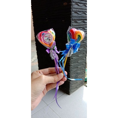 

Permen Lollipop okeliebe pelangi glossy 4 cm perpak isi 20