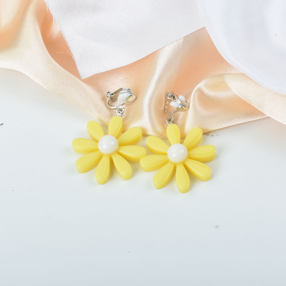 Anting Klip Tanpa Tindik Desain Bunga Daisy Besar Warna Putih Kuning Biru Bahan Resin Untuk Wanita