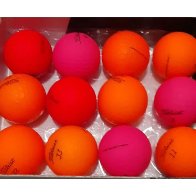 Bola golf titleist warna
