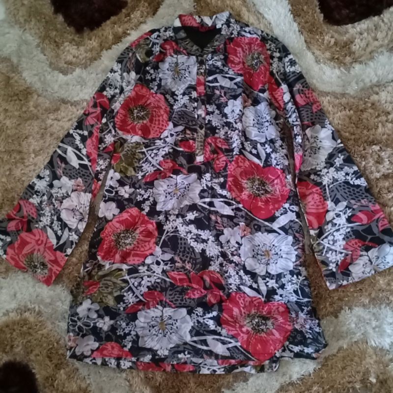 [Preloved] Tunik Bunga Warna Hitam, Motif Bunga Merah & Putih