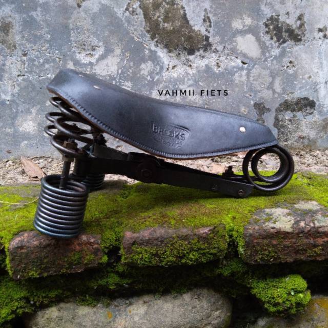 Sadel gelung kulit model plat 4 per sepeda onthel hitam