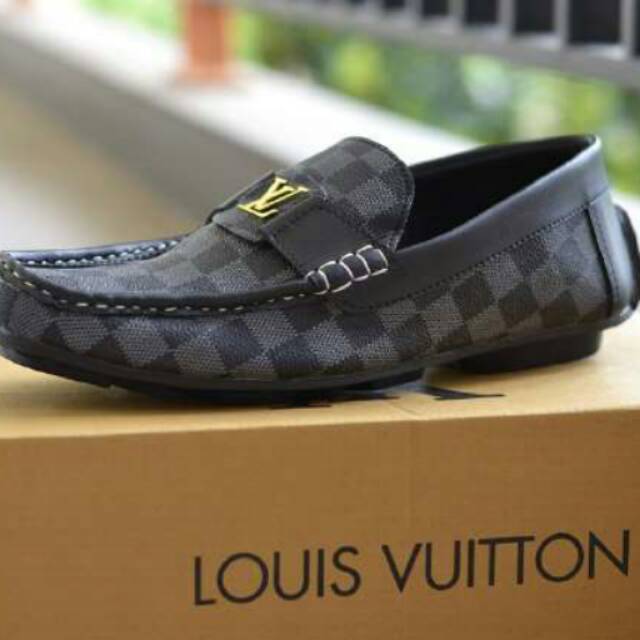 Sepatu pria LV medusa grey