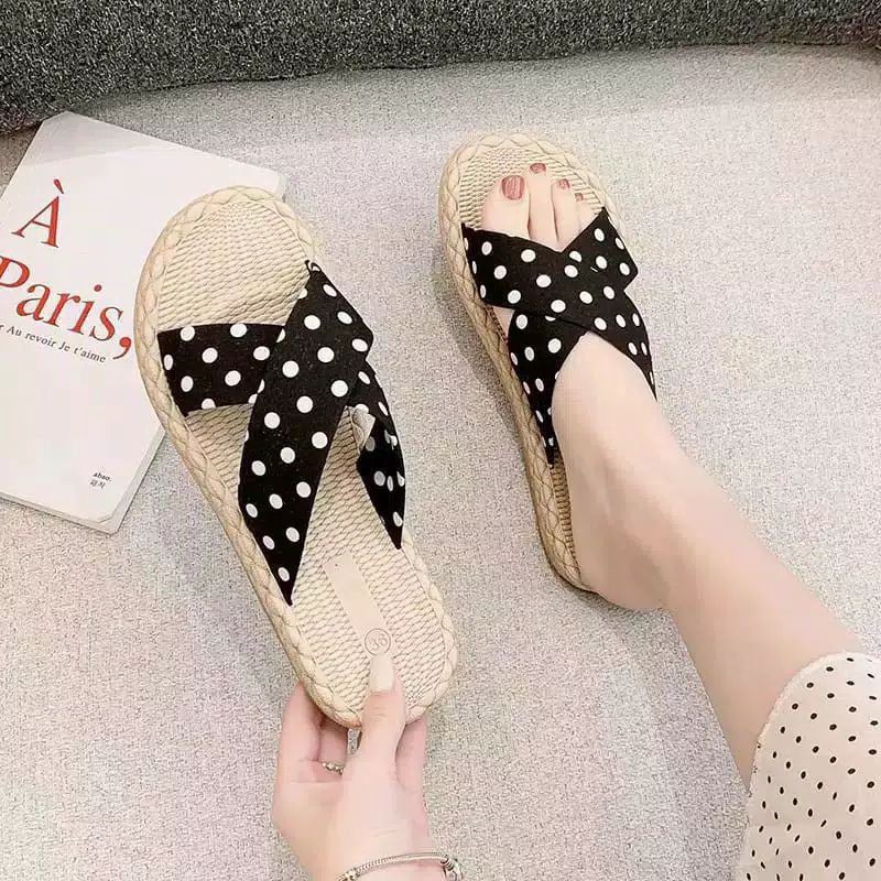 Sandal Wanita Etnik Silang Polkadot