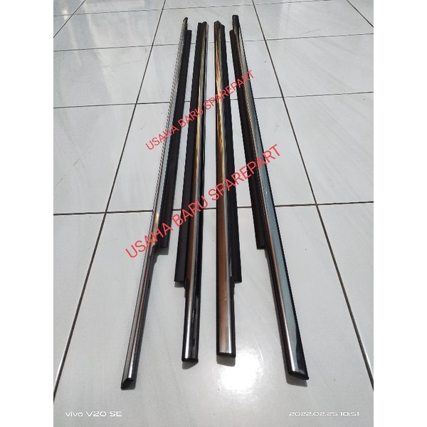 Pelipit pintu karet kaca luar crom 4 pcs atau satu set buat mobil Rush Terios 2018/2022 original