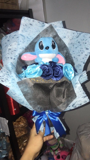 KADO HADIAH WISUDA BUKET BUNGA BONEKA HAND BOUQUET DORAEMON PANDA POOH RILAKUMA STITCH