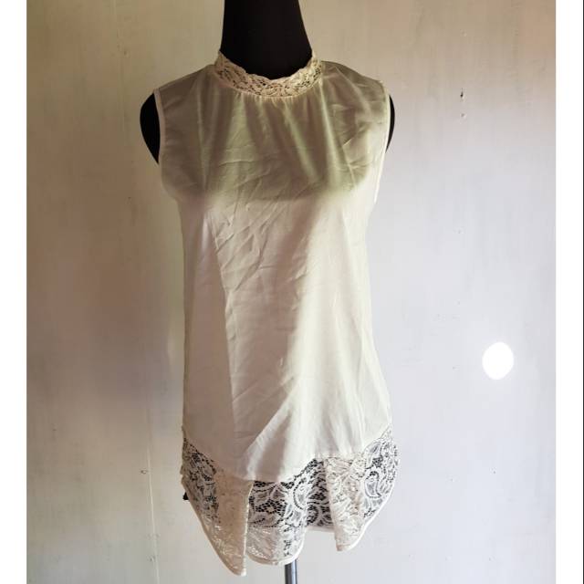 PRELOVED BLOUSE PUTIH TANPA LENGAN