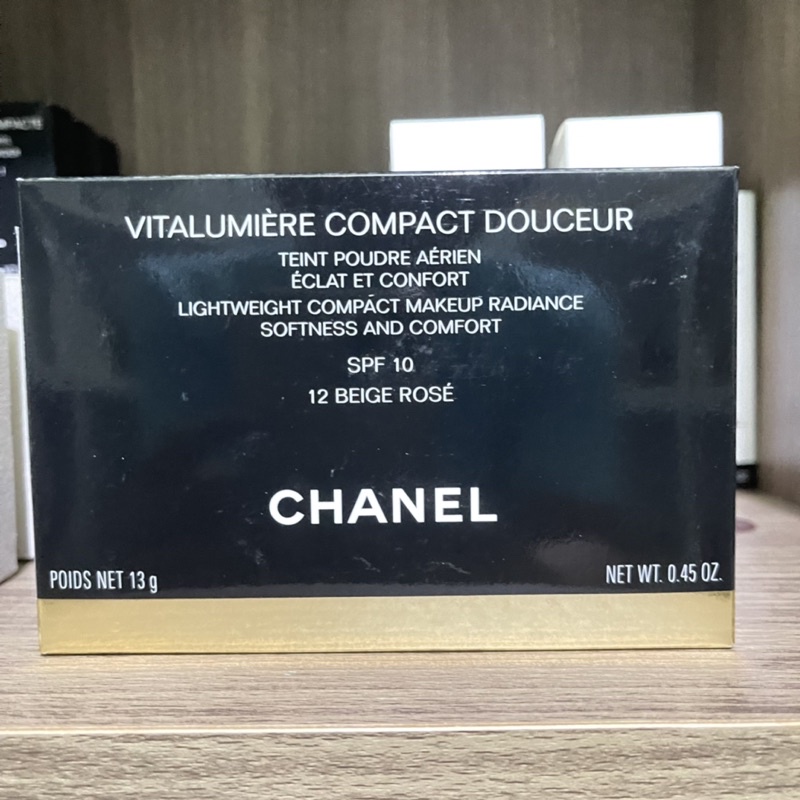 CHANEL Vitalumiere Compact Douceur Lightweight Compact Powder