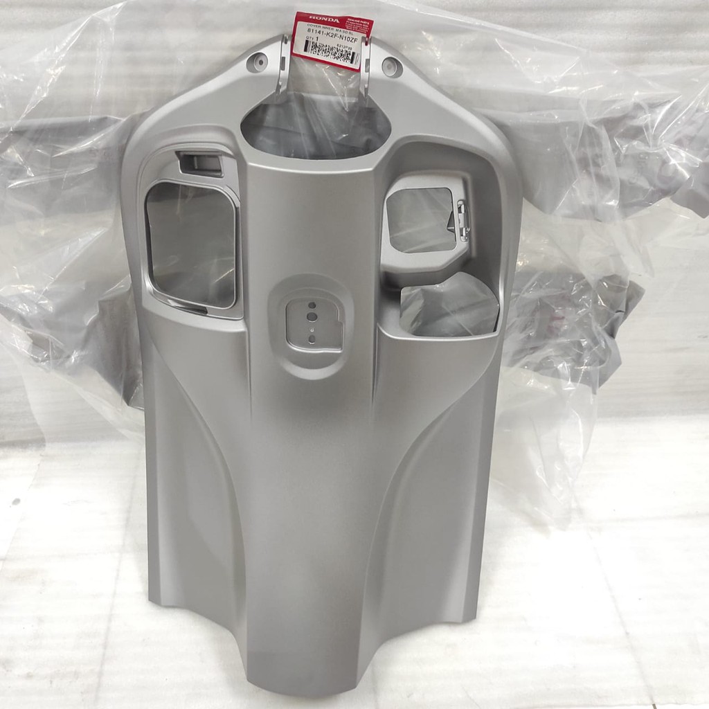 LEXIL TENGAH SCOOPY COVER KONTAK SCOOPY FI 2020 SILVER 81141-K2F-N10ZF