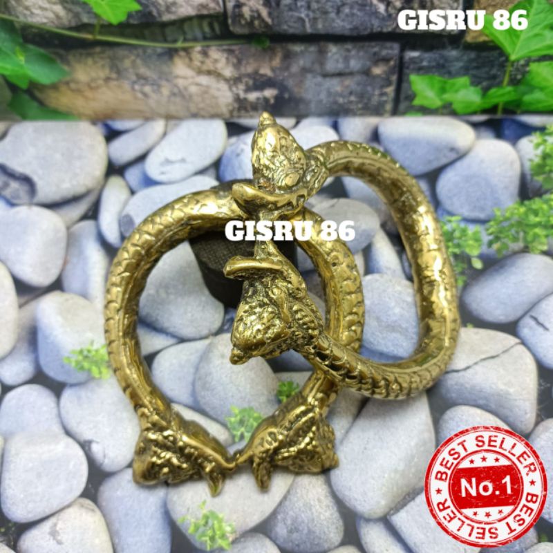 Koleksi barang antik gelang naga bahan kuningan