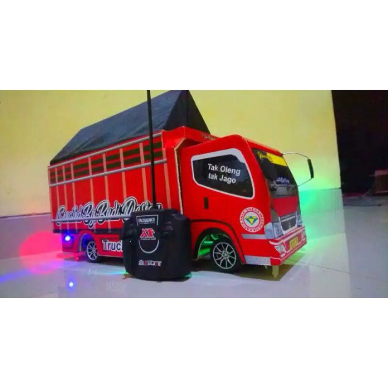 miniatur truk oleng strobo remot