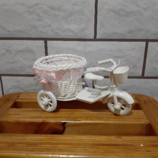 P019 VAS SEPEDA BUNGA PLASTIK ROTAN MINI DEKORASI RUMAH POT BUNGA SEPEDA