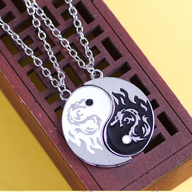 2pcs / Set Kalung Rantai Klavikula Hias Liontin Tai Chi Naga Bahan Logam Untuk Pria Dan Wanita