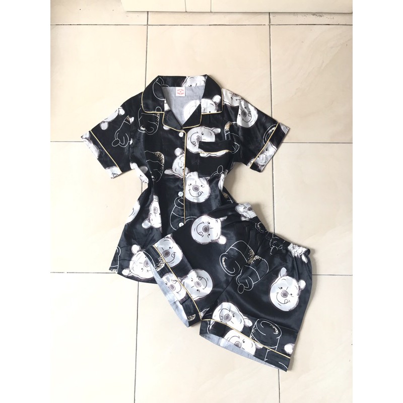 piyama/pajamas motif pooh satin pdk black.homewear/sleepwear/bajutidur pooh pendek satin hitam wanit