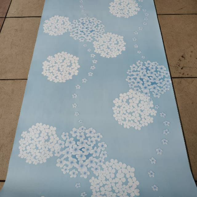 Wallpaper motif bunga sakura biru