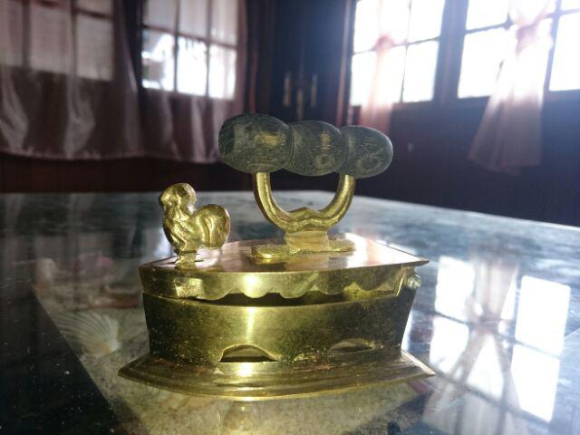 Miniatur Setrika Kuno Arang Kuningan - 10x9x0.5 Cm